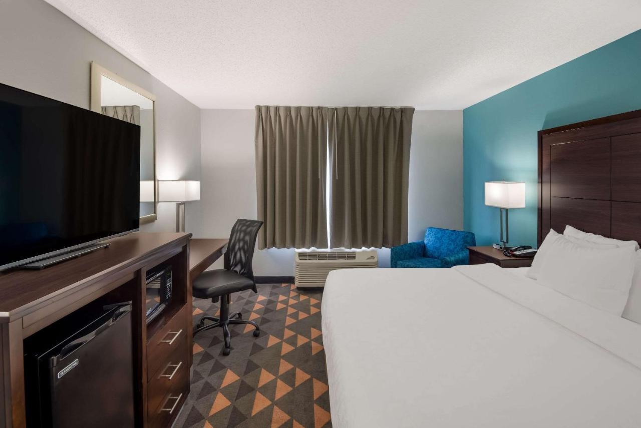 Clarion Pointe Indianapolis Northeast 3*