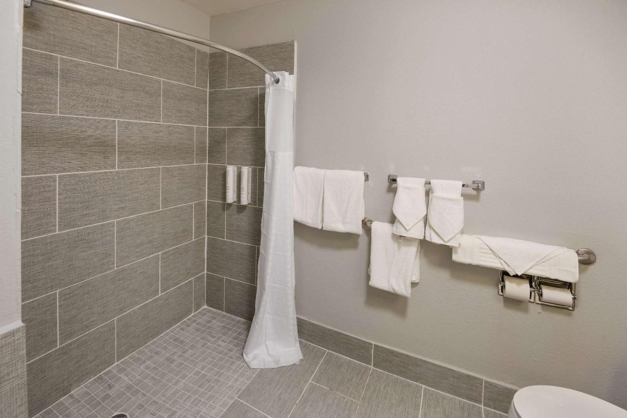 Clarion Pointe Indianapolis Northeast Hotel 3*