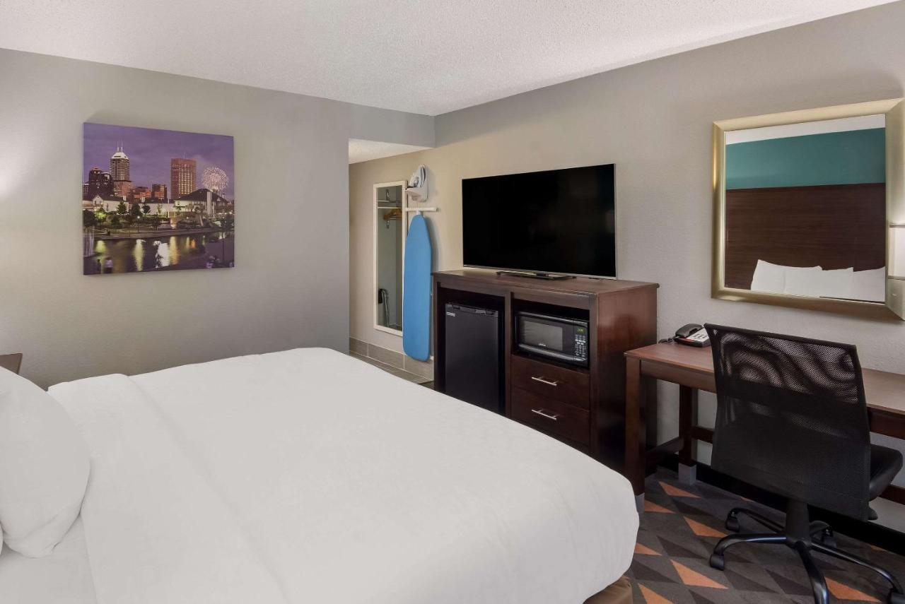 Clarion Pointe Indianapolis Northeast Hotel
