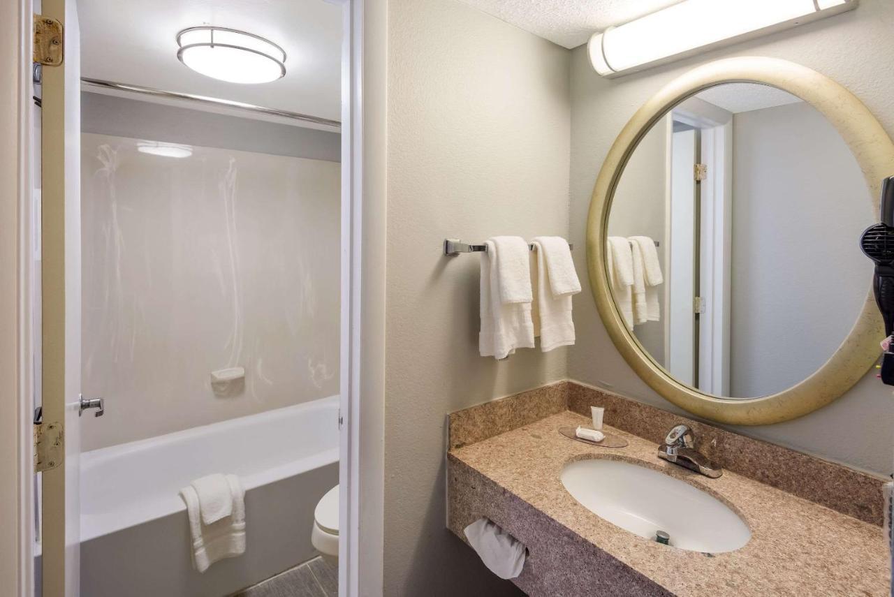Clarion Pointe Indianapolis Northeast Hotel Castleton