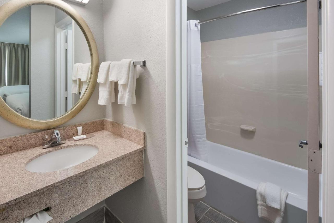 Clarion Pointe Indianapolis Northeast 3* Castleton