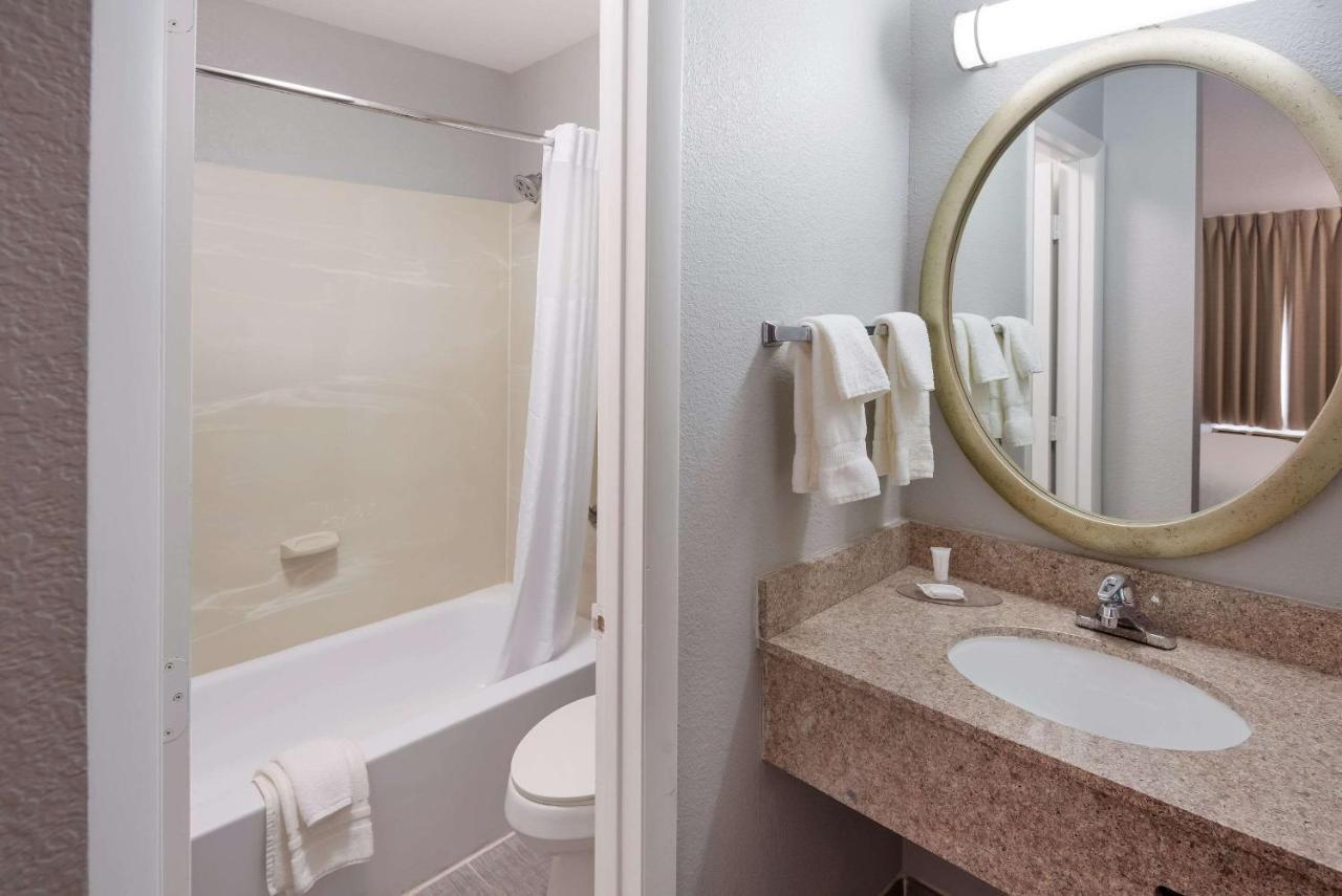 Clarion Pointe Indianapolis Northeast Hotel