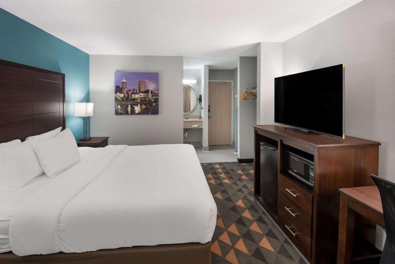 Clarion Pointe Indianapolis Northeast 3*