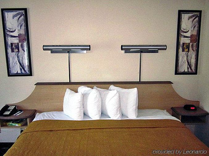Clarion Pointe Indianapolis Northeast Hotel