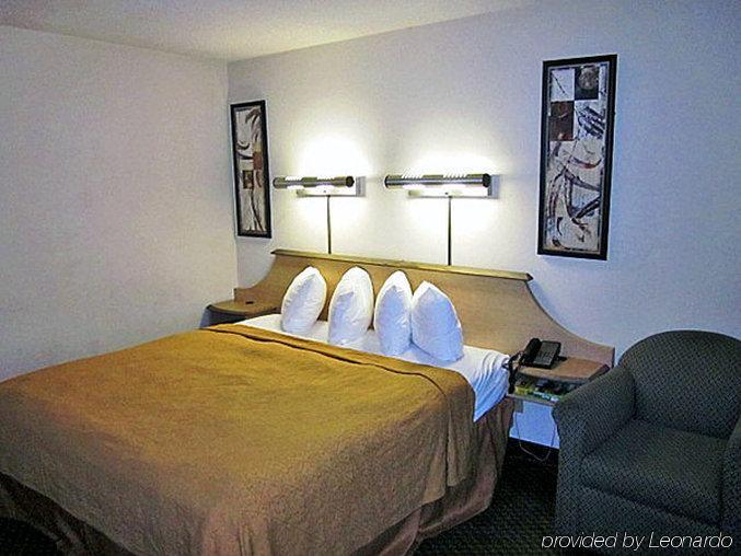 Clarion Pointe Indianapolis Northeast 3*