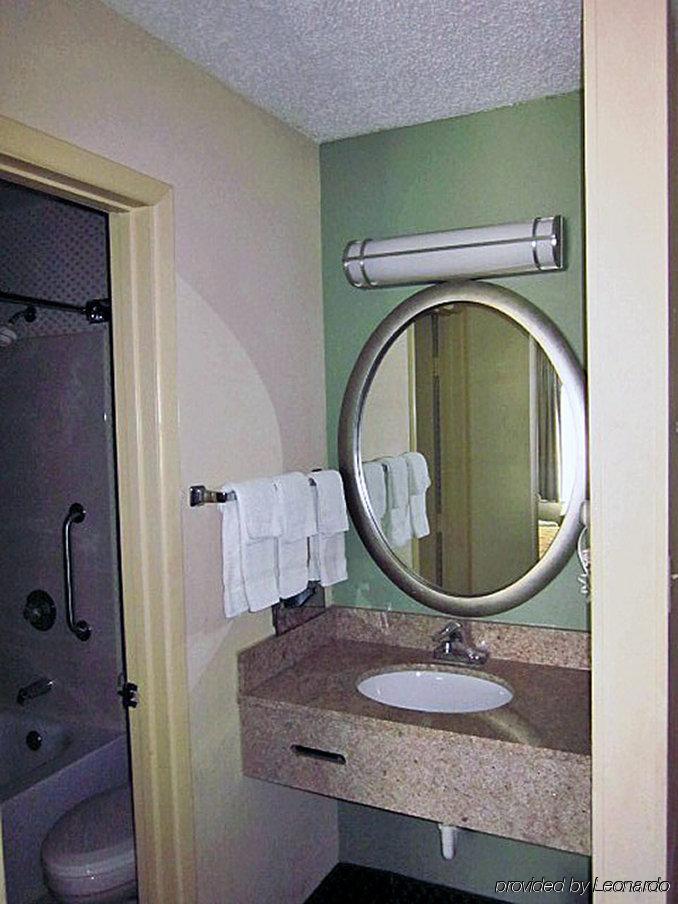 Clarion Pointe Indianapolis Northeast Hotel