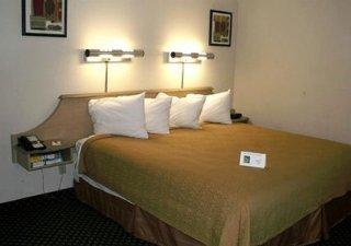 Clarion Pointe Indianapolis Northeast 3*