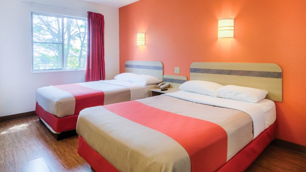 Clarion Pointe Indianapolis Northeast Hotel