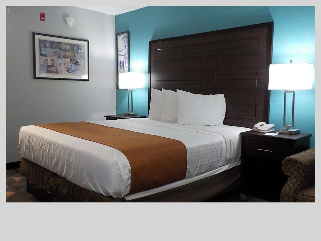 Clarion Pointe Indianapolis Northeast Hotel 3*