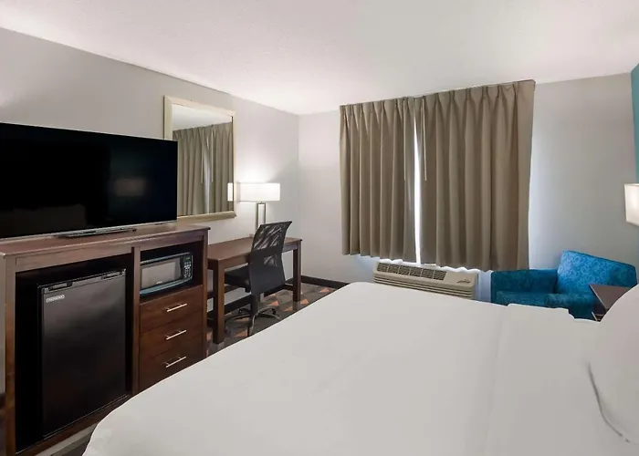 Clarion Pointe Indianapolis Northeast