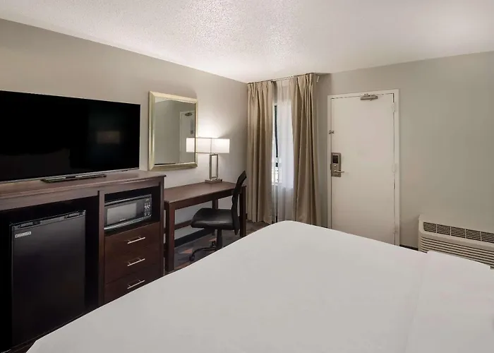 Clarion Pointe Indianapolis Northeast