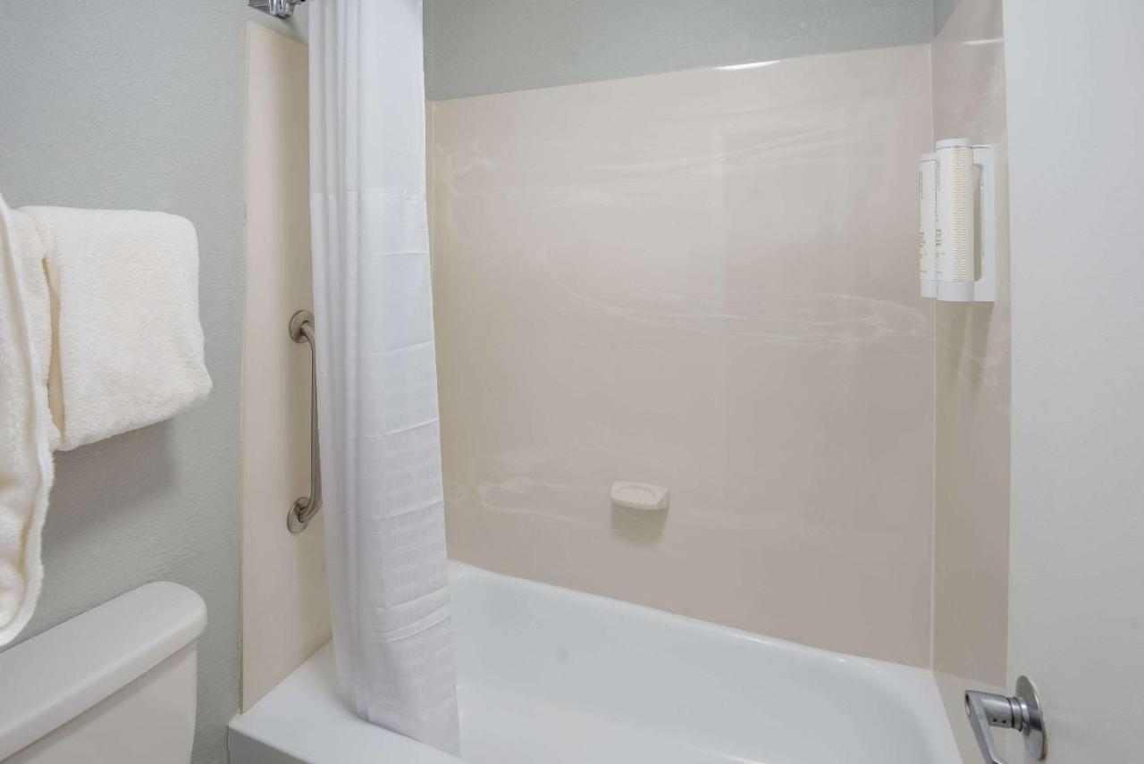 Clarion Pointe Indianapolis Northeast 3*
