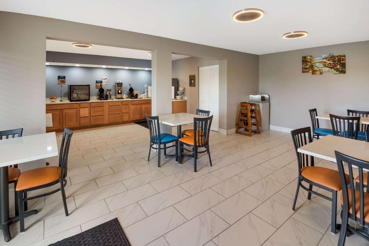 Clarion Pointe Indianapolis Northeast 3*