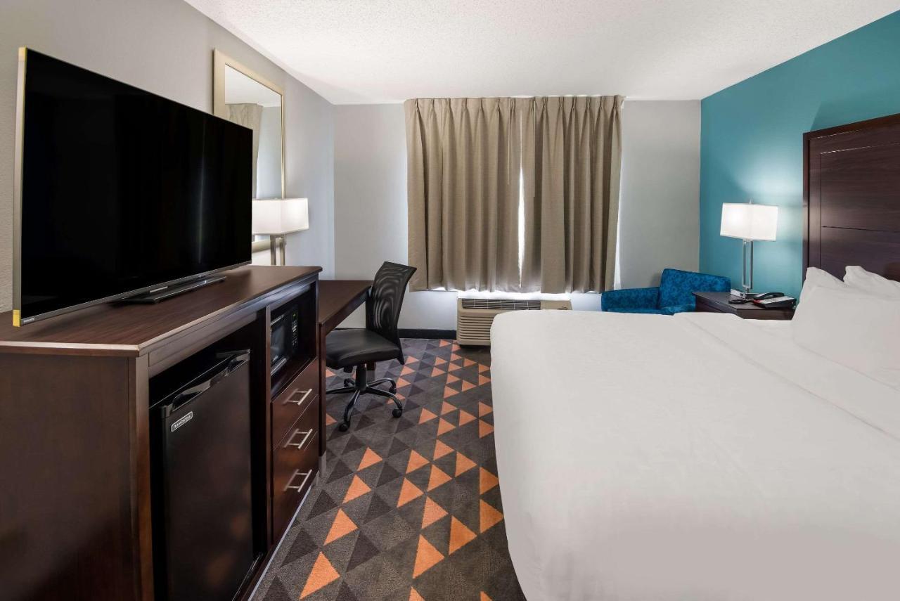 Clarion Pointe Indianapolis Northeast Hotel 3*